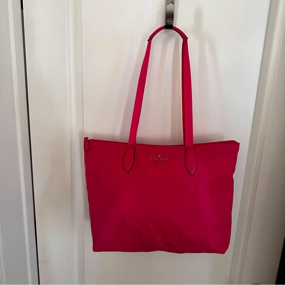 Here I have a beautiful gently used nylon Kate spade shoulder bag.